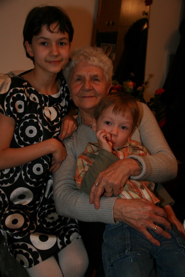 Z prababcią Justynką Choć Piotruś i Ola nie mają babci / prababcia doskonale im ją zastępuje. Prababciu żyj nam 100 lat!