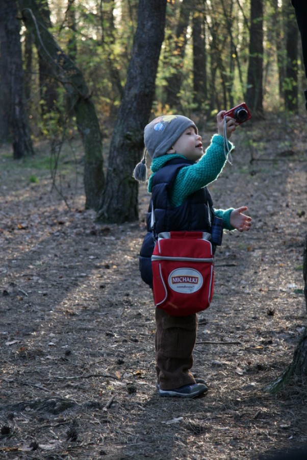 Zdjęcie zgłoszone na konkurs eBobas.pl Szukałem Jej w lesie, nad jeziorem, na drzewie, w liściach, i w jałowca krzewie.....może jak zrobię zdjęcie radosne, zobaczę na nim właśnie Wiosnę.....