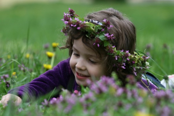 Zdjęcie zgłoszone na konkurs eBobas.pl Tonie w kwiatach, cudny wianek na głowie nosi, radosna, beztroska&#45; ot sielanka Tosi.....