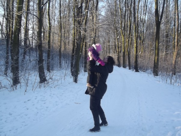 Zimowy spacer. Z mamą na zimowym spacerze.