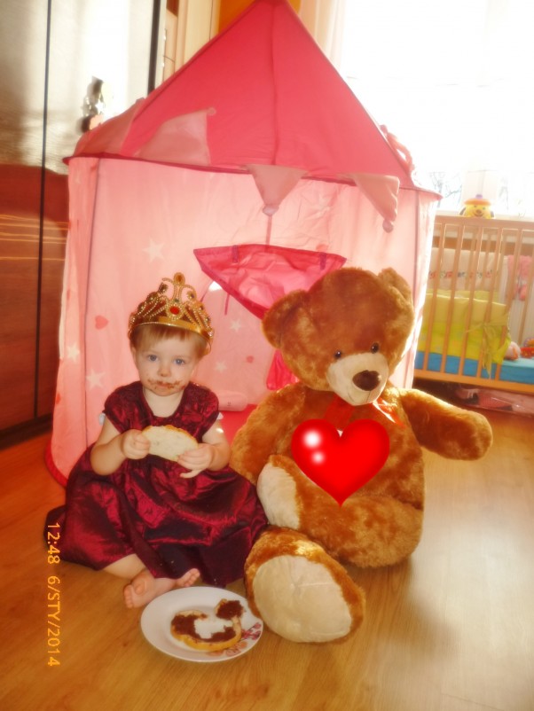 Zdjęcie zgłoszone na konkurs eBobas.pl Małe księżniczki też mają frajdę z jedzenia i umorusaną buzię:&#45;&#41;