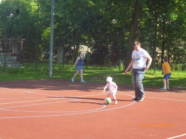 Gramy w piłkę Weekendy z moim bratem są super,uczy mnie gry w moją ulubioną piłkę