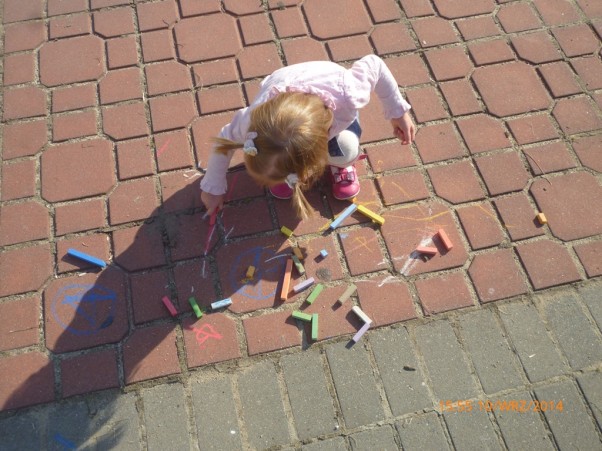 Zdjęcie zgłoszone na konkurs eBobas.pl Chodnik,kolorowa kreda i tu kółeczko,tam kreseczki,tak powstają 2&#45;letniej Julii rysuneczki:&#45;&#41;\n\n
