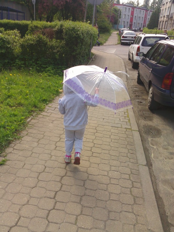 Spacer z parasolką Noś parasol i przy pogodzie