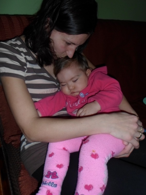 W ramionach mamy... Jedno z najlepszych chwil czułości,to kiedy córeczka zasypia mi w ramionach,mogę ją całować,głaskać a ona tak słodko śpi...