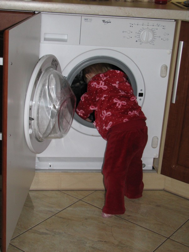 Zdjęcie zgłoszone na konkurs eBobas.pl Eh... dobrze że pralka jest mojej wielkości to mamusia nie musi się schylać:&#41;