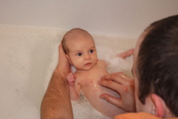 IMG_3091.jpg Moja pierwsza kąpiel w wannie. Tatuś dbał, bym był bezpieczny.