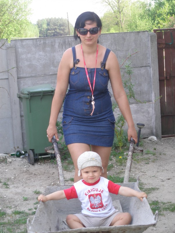 Przejażdżka z ciocią Każdy sprzęt jest dobry na spacerek w majowy piękny dzień kiedy nie ma się rowerka :&#40; 