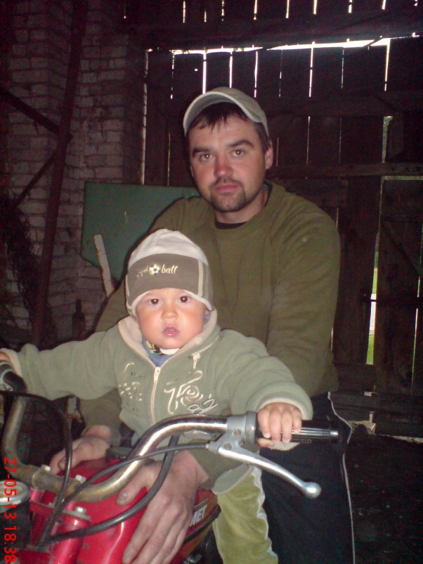 Kacperek ...w zielonym kolorze z tatusiem na motorze:&#41;