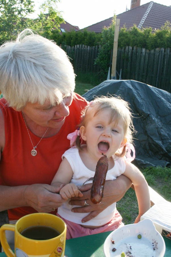 Zdjęcie zgłoszone na konkurs eBobas.pl A oto nasz mały niejadek! Razem z Babcią podczas majówkowego grillowania&#45; trzeba przyznać, że takie wypady rodzinne wzmagają apetyt:&#41;