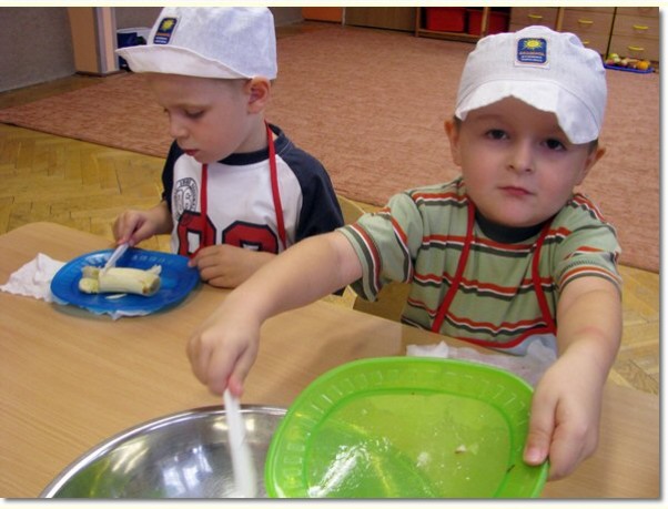 Zdjęcie zgłoszone na konkurs eBobas.pl Moj synuś robi sałatke w przedszkolu kroi banana ! 