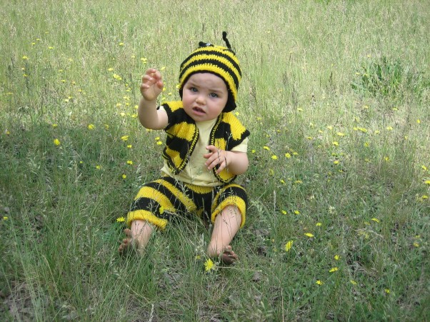 Moja córusia  Moja kochana pszczółka na trawce:&#41; Ciekawe gdzie jest Gucio? :&#41; ;&#41;