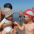 Moje wakacje \nsą udane.\n Sympatycznego chłopca na plaży poznałem.\n Tak radośnie się z nim bawiłem \nże do wspólnego zdjęcia poprosiłem.
