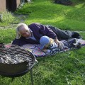 Z dziadkiem najpierw smaczny grillek,a potem wspólny odpoczynek...