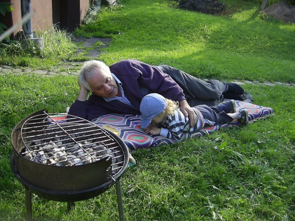 Z dziadkiem najpierw smaczny grillek,a potem wspólny odpoczynek... Dziadku w dniu Twojego święta wszystkiego naj....naj... ,najlepszego!