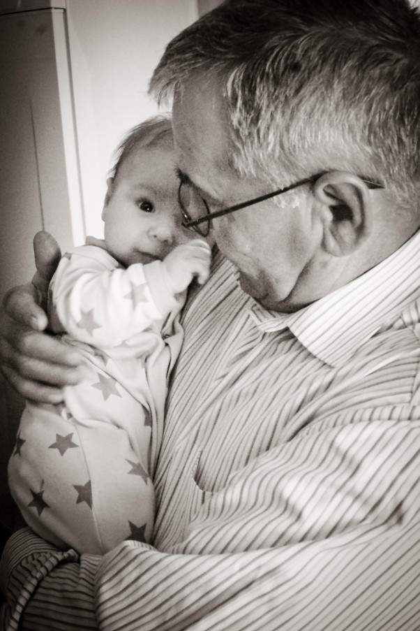 Zdjęcie zgłoszone na konkurs eBobas.pl Franuś najbardziej lubi spędzać czas z dziadkiem przytulając się :&#41;
