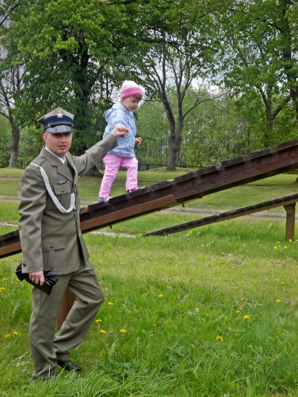 Z tatą żołnierzem Nie lubię rozstań i poligonów więc każdą chwilę z tatą spędzam na maxa.