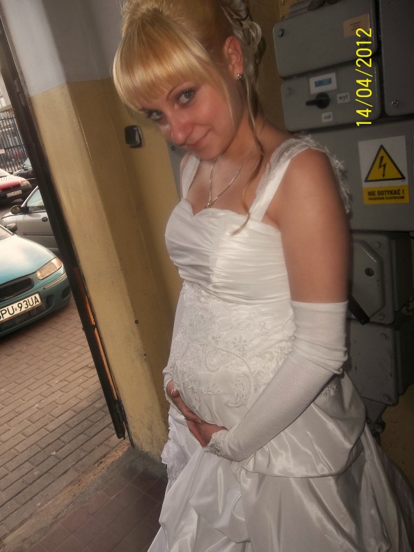 Zdjęcie zgłoszone na konkurs eBobas.pl 6 miesiąc ciąży &#45; 26 tydzień :&#41; i niczego nie świadoma świadkowa ślubu Lenka :&#41;