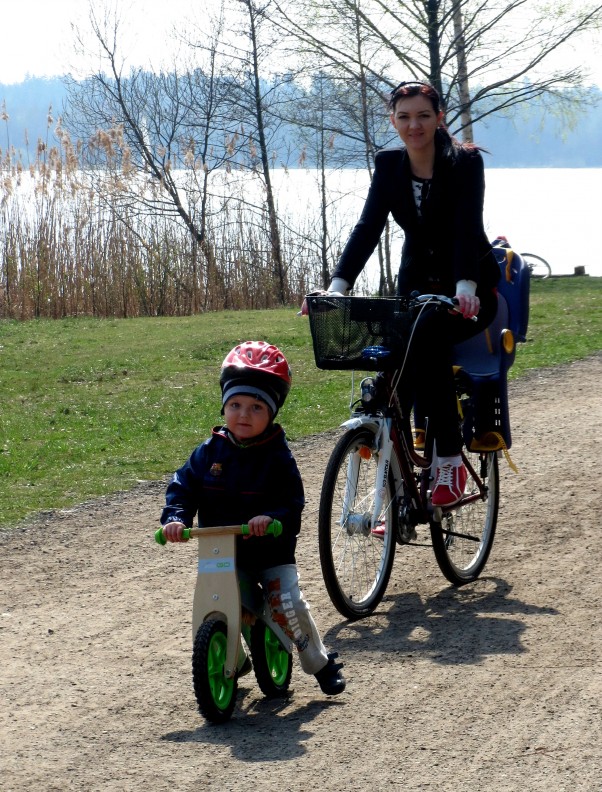 Zdjęcie zgłoszone na konkurs eBobas.pl nas najbardziej relaksuje wypad na rowery brzegiem jeziora :&#41; Uwielbiamy cisze i spokój, z dala od zgiełku miasta. Dodatkowo świeże powietrze nas dotlenia a dzięki jeździe na rowerze nabieramy kondycji i formy ;&#41; Dodatkowo rodzinka spędza czas razem ;&#41;
