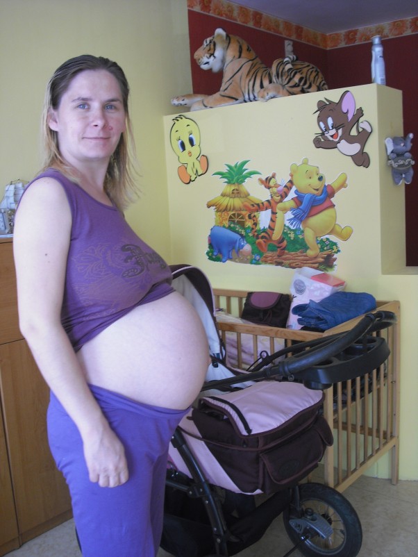ja w 8 miesiącu ciąży na tym zdjęciu jestem w 8 miesiacu ciąży wprawdzie juz mam małą księżniczkę na którą długo czekaliśmy ponieważ 2 ciąże straciłam a trzcią urodziłam za wcześnie i syn zmarł teraz mam córkę i jest oczkiem w głowie a fotka będzie pamiątką na całe życie dla mnie i póżniej dla małej