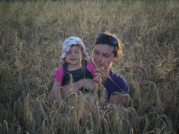 SPACEREK Z MAMĄ :&#41; Lubimy piesze wycieczki,chodzimy to tu to tam,niestraszna nam pogoda zawsze jest jakaś przygoda.Mama ciekawie spędza ze mną czas jutro pokaże mi nawet las. Łąki , plaża, góry lasy&#45; tam spedzimy nasze wczasy :&#41;