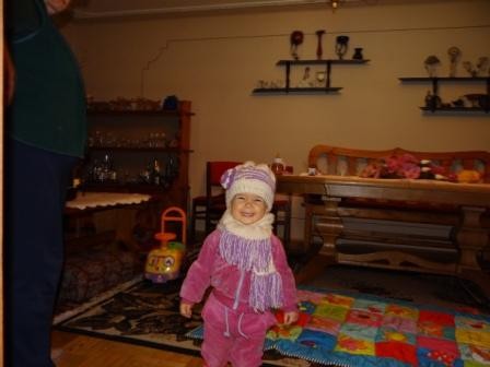 Przygotowania do zimy Pozujemy do zdjęcia w nowym szaliku i czapce zrobionym przez mamusię!!! 