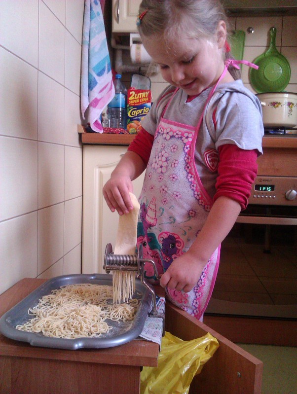 Zdjęcie zgłoszone na konkurs eBobas.pl Moja 5&#45;letnia Julka nie poszła do przedszkola, bo wolała robić kluseczki