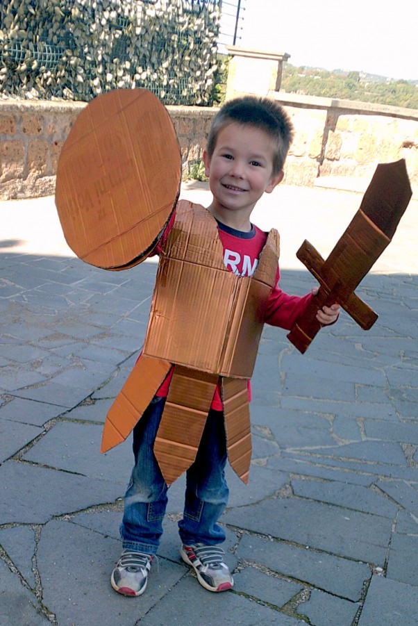 Zdjęcie zgłoszone na konkurs eBobas.pl nasz kostium na paradę starożytnych rzymian...z pudełka :&#45;&#41;