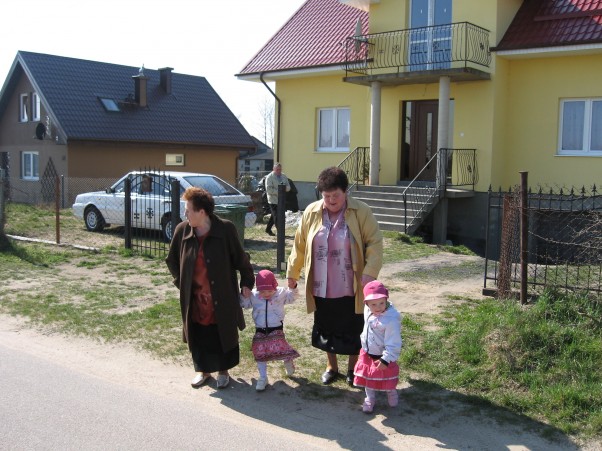 Zdjęcie zgłoszone na konkurs eBobas.pl Agata i Agnieszka idą na spacer z Babciami.