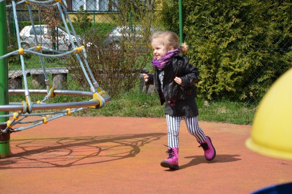 Zuzi wygibasy Zuzia moja dwulatka kochana\nna placu zabaw mogłaby być od wieczora do rana\nbawi się, szaleje, biega i wspina\nmama ledwo nadąża, sapie i się za córą wygina\nWiosna to czas wspaniały na wspólne spacery\nbyłby lepszy gdybyśmy mieli rower biegowy i inne bajery! ;&#45;&#41; 