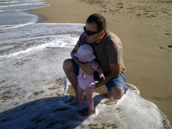 morskie spacery Tatuś świat mi pokazuje\nrazem ze mną po plażach buszuje\nnogi w morzu moczyć lubimy\nświetnie się przy tym zawsze bawimy!