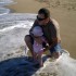 Tatuś świat mi pokazuje\nrazem ze mną po plażach buszuje\nnogi w morzu moczyć lubimy\nświetnie się przy tym zawsze bawimy!