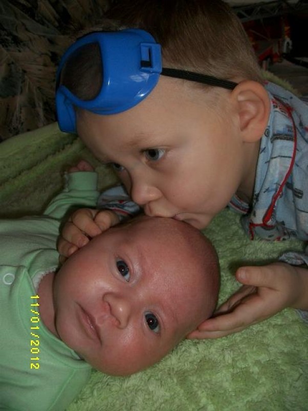 Zdjęcie zgłoszone na konkurs eBobas.pl Bardzo kocham mojego braciszka;&#41;\nUwielbiam całować jego kochane malutkie czółko;&#41;