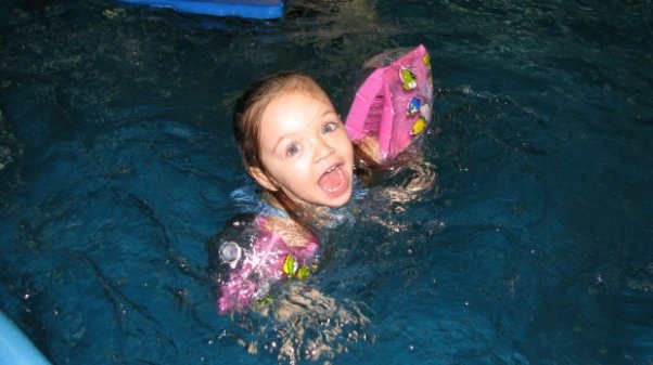 na basenie uczy się pływać od 4 miesiąca&#45;super zabawa