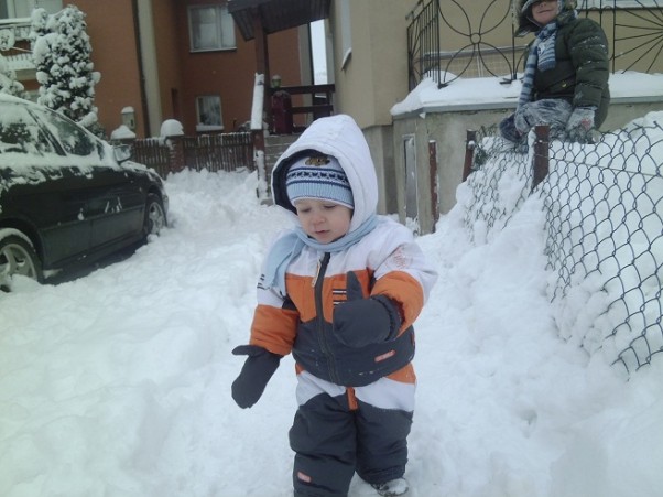 Zima 2012 Moja pierwsza zabawa na śniegu!
