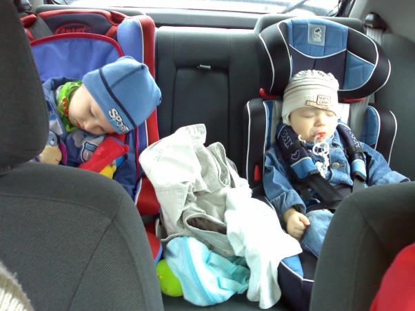 Zmęczona dwójka Smerfików:&#41; Podczas jazdy samochodem nasze dzieci od razu zasypiają:&#41;