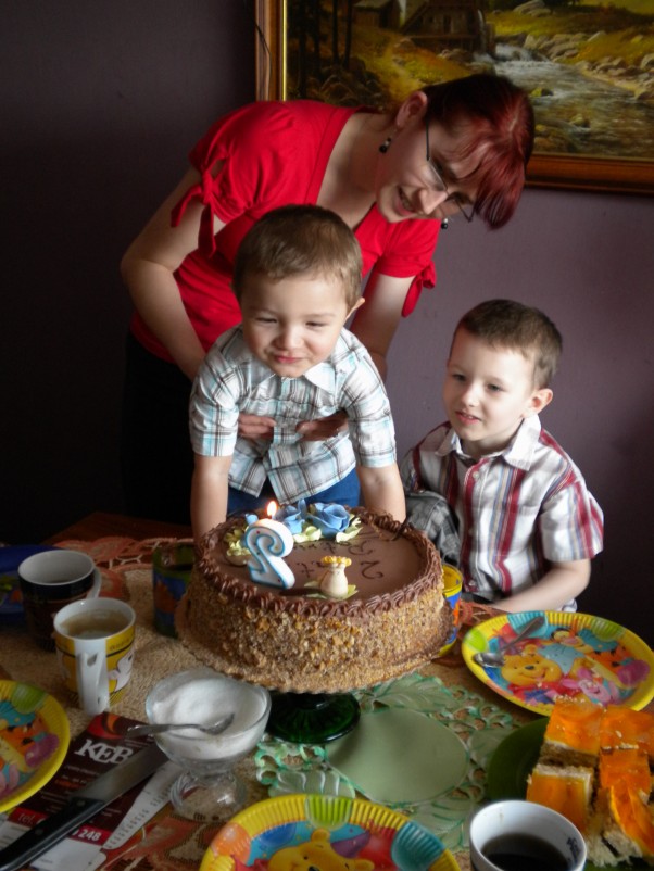 2 urodzinki Patryka Solenizant musiał zdmuchnąć świeczkę, a  starszy brat chciał pomóc:&#41;