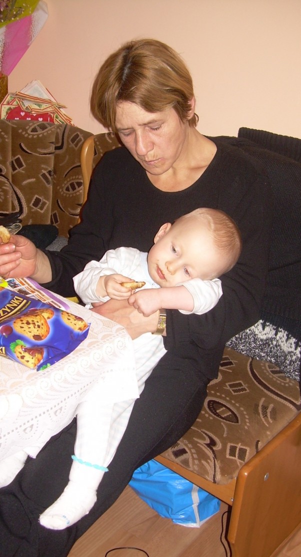 Zdjęcie zgłoszone na konkurs eBobas.pl błogi stan, w obieciach babci z łakociem w jej rękach
