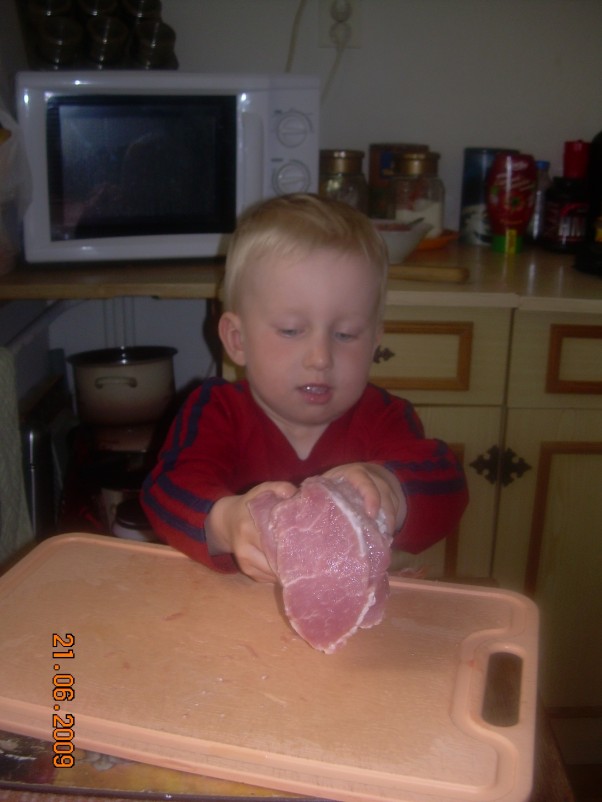 Bartosz obecnie lat 5, na zdjęciu 2,5 roku:* strasznie lubił jak robiłam kotlety&#45;musiał je wtedy trochę poobracać we własnych rączkach :&#41;