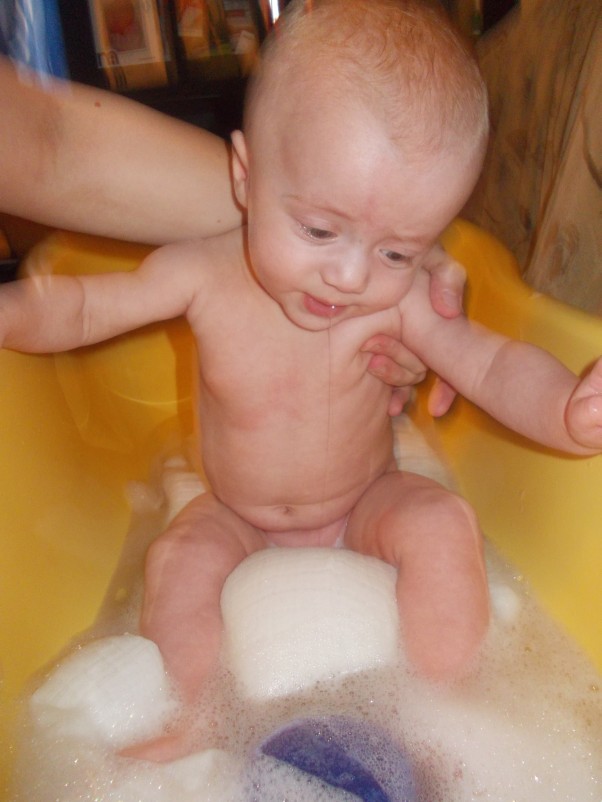 A co tam pływa:&#41; Synek ma 5 miesięcy i jeszcze sam nie siedzi,ale jak widać lubi się kąpać:&#41;