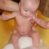 Synek ma 5 miesięcy i jeszcze sam nie siedzi,ale jak widać lubi się kąpać:&#41;