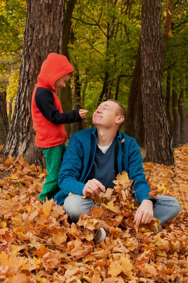Rodzinna pogawędka jesienną porą Męska rozmowa o kasztanach na drzewach, liściach co spadają i o żołędziach co gustowne czapki mają!
