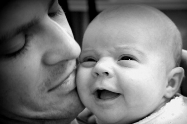 Tatuś z córką Zobaczyć uśmiech na twarzy swego dziecka to najpiękniejsze chwile w życiu