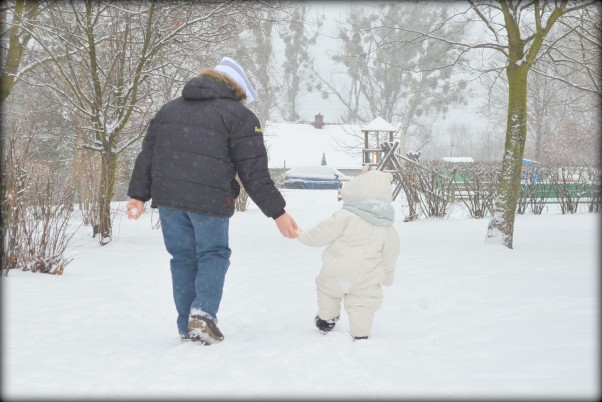 Zimowe harce rodzeństwa Małe dzieci nie potrafią jeszcze rozrabiać na śniegu, ale wspólnie harcują i odkrywają świat z rodzeństwem
