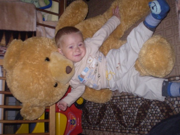 Zdjęcie zgłoszone na konkurs eBobas.pl mój 1,5 roczny synek Piotruś ze swoim ulubionym misiem