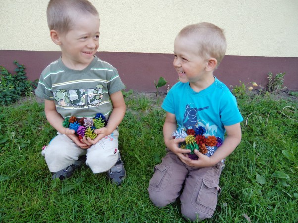 Kolorowe szyszki Piotrek i Łukasz nazbierali trochę szyszek, które potem pomalowali farbami