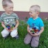 Piotrek i Łukasz nazbierali trochę szyszek, które potem pomalowali farbami
