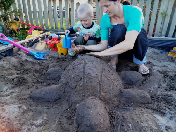 Piaskowy żółw Razem z mamą Łukasz robi wielkiego żółwia
