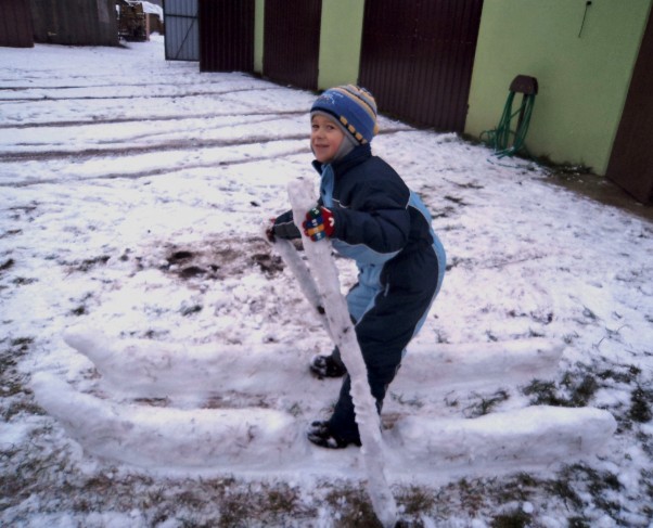 Zdjęcie zgłoszone na konkurs eBobas.pl Od małego uczę się jeździć na nartach. Równowagę już utrzymuję a potem.... ziuuu z górki :&#41;