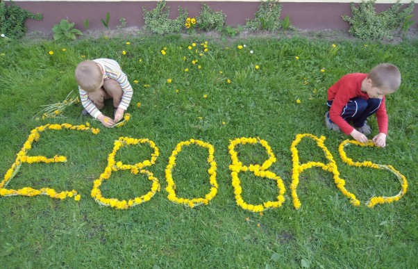 Zdjęcie zgłoszone na konkurs eBobas.pl Na łące dużo mleczy nazrywaliśmy i z mamy pomocą wianuszki zrobiliśmy, i e bobas &#40;owy&#41; napis ułożyliśmy :&#41;